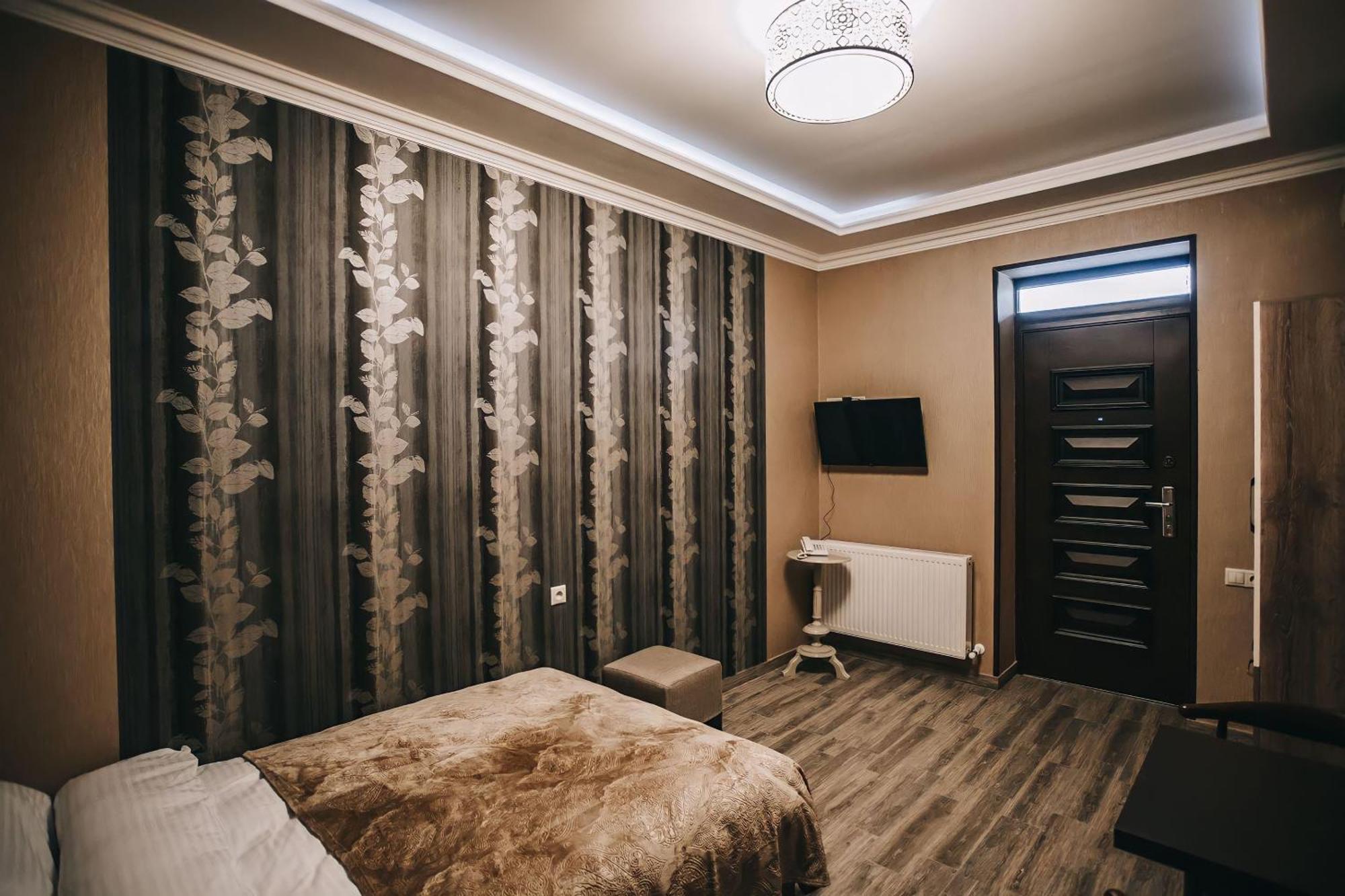 7 Rooms Hotel Tserovani Bagian luar foto